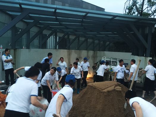 东坡外滩、万景城积极抗洪保安全