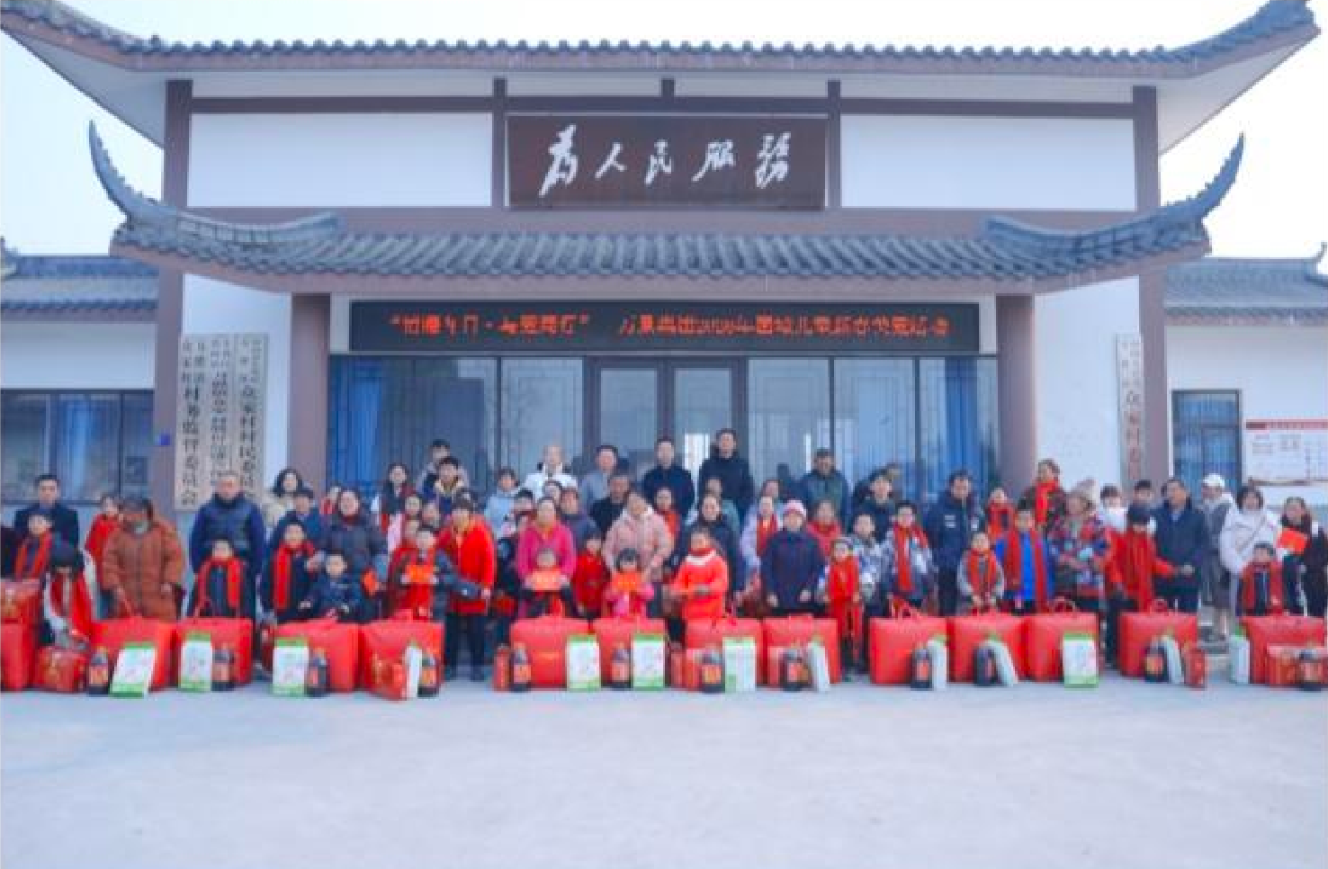 万景集团在眉山万胜镇开展“情暖冬日·与爱同行”公益活动，慰问、关爱困境儿童